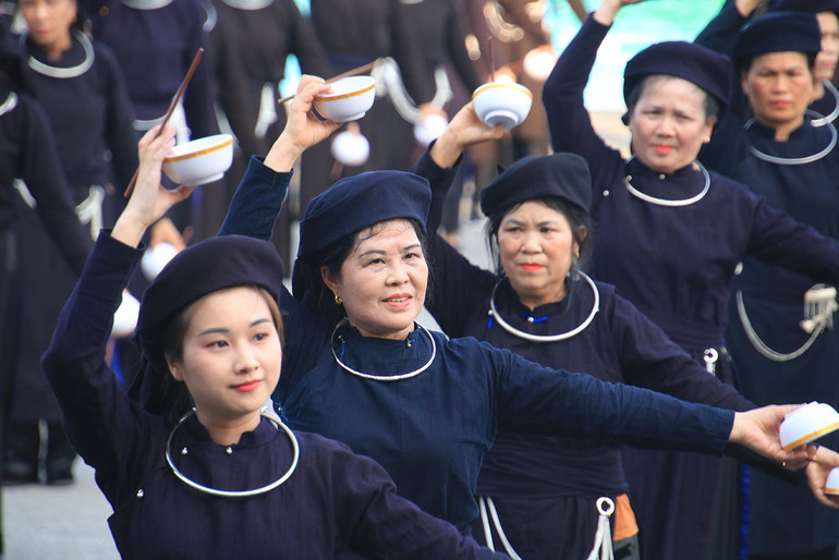 Múa bát - điệu múa cổ của người Tày Bắc Kạn. t17-mua-bat-dieu-mua-co-cua-nguoi-tay-bac-kan.jpg