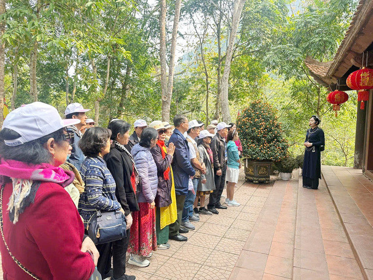 Hướng dẫn viên Đồng Thị Hòa giới thiệu cho du khách về giá trị tâm linh tại đền An Mạ thuộc Khu du lịch Ba Bể. t6-huong-dan-vien-dong-thi-hoa-gioi-thieu-cho-du-khach-ve-gia-tri-tam-linh-tai-den-an-ma-thuoc-khu-du-lich-ba-be.jpg