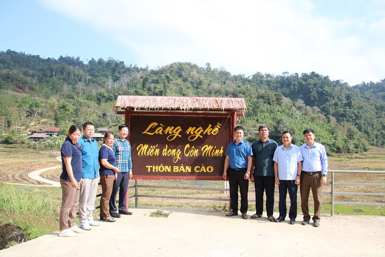 “Làng nghề miến dong Côn Minh” là làng nghề đầu tiên của tỉnh Bắc Kạn. t13-lang-nghe-mien-dong-con-minh-la-lang-nghe-duy-nhat-cua-bac-kan-duoc-cong-nhan-cho-den-thoi-diem-hien-tai.jpg