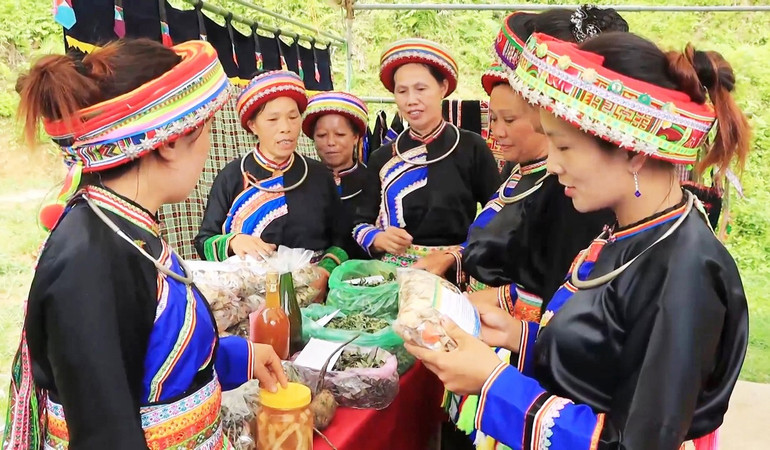Đồng bào dân tộc Dao thôn Phiêng Phàng, xã Yến Dương trưng bày sản phẩm nông sản đặc sắc tại các sự kiện để quảng bá hình ảnh và thương hiệu sản phẩm. t11-dong-bao-dan-toc-dao-thon-phieng-phang-xa-yen-duong-dem-cac-san-pham-nong-san-cua-thon-lam-ra-trung-bay-tai-cac-su-kien-de-quang-ba-hinh-anh-va-thuong-hieu-san-pham.jpg
