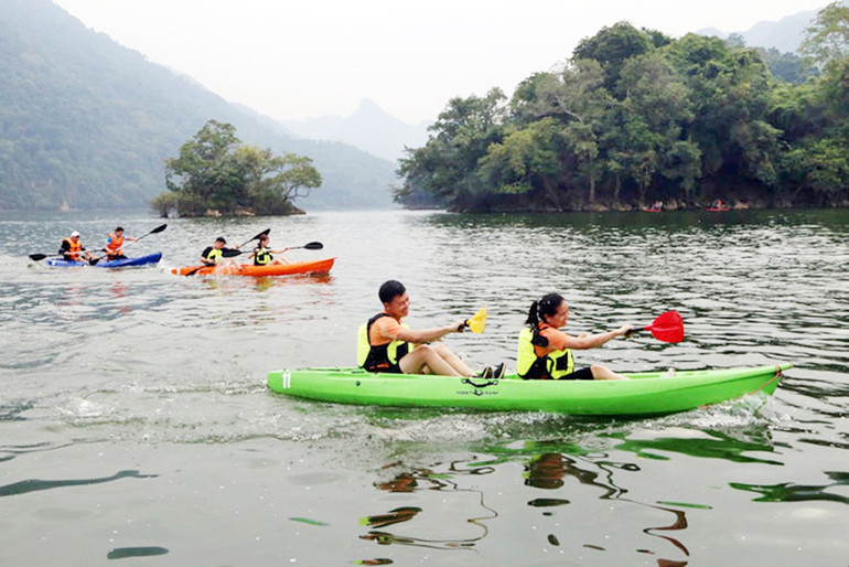 Đua thuyền kayak trong sự kiện “Sắc thu hồ Ba Bể”. t6-dua-thuyen-kayak-tai-sac-thu-ho-ba-be-7-11.jpg