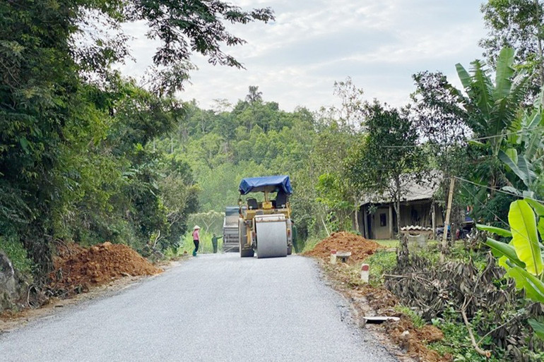 Tuyến đường 256 đoạn qua huyện Na Rì được sửa chữa giúp người dân đi lại dễ dàng. t13-tuyen-duong-256-doan-qua-huyen-na-ri-duoc-sua-chua-giup-nguoi-dan-di-lai-de-dang.jpg
