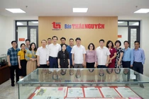 Báo Thái Nguyên và Báo Bắc Kạn chụp hình lưu niệm tại Phòng Truyền thống của Báo Thái Nguyên.