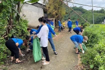 Đoàn thanh niên xã Lục Bình (Bạch Thông) thu gom rác thải, vệ sinh môi trường.