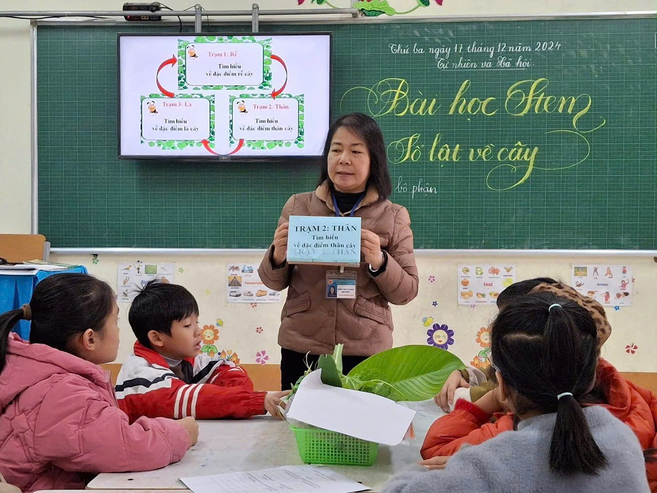 Cô và trò Trường Tiểu học Sông Cầu (thành phố Bắc Kạn) trong Bài học Stem Sổ lật về cây. z6160232655605-c7cddde965cc584fef16e8f6fb41117e.jpg