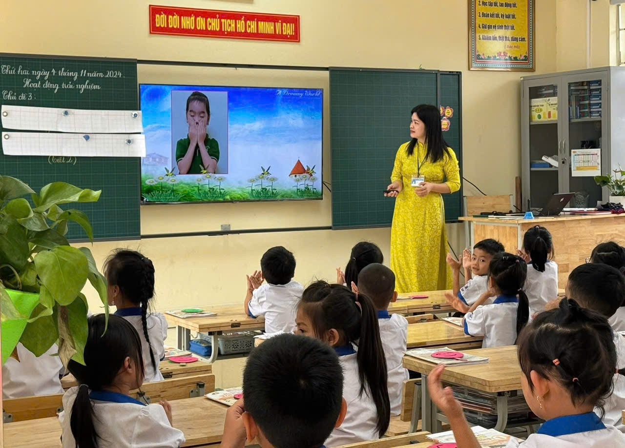 Một tiết học trong Hội thi Giáo viên dạy giỏi cấp tiểu học tại thành phố Bắc Kạn. z6160902332387-2ed58d17c500611934d02f689ca3c4d9.jpg