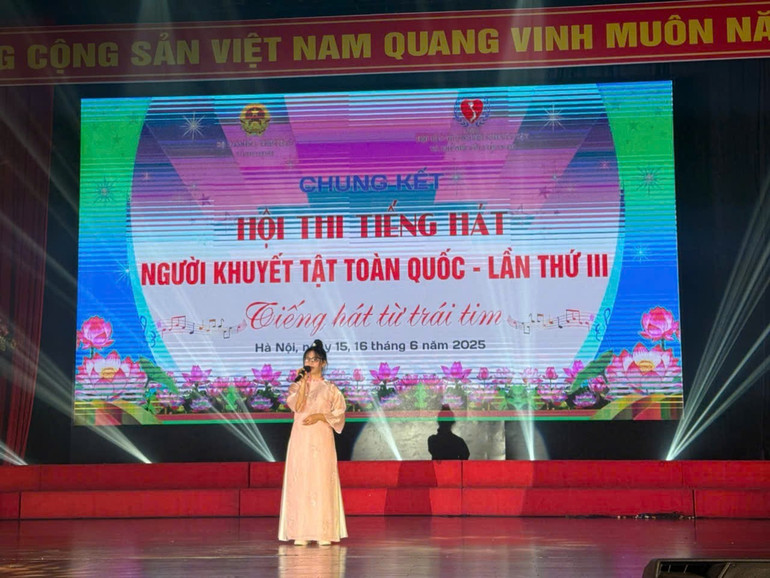 Chị Trương Thị Tạch với phần trình diễn đầy cảm xúc tại Hội thi. img-20250619-083718.jpg