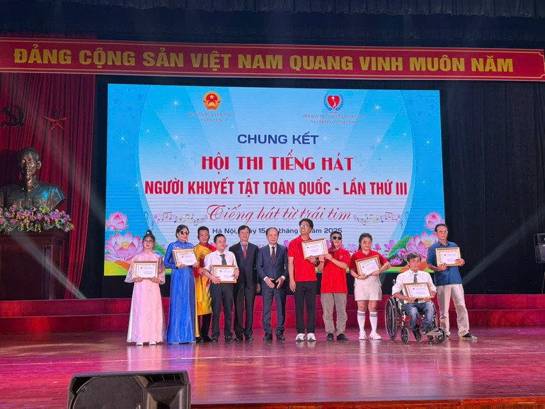 Chị Trương Thị Tạch (ngoài cùng, bên trái) xuất sắc giành Giải Vàng tại Hội thi Tiếng hát người khuyết tật toàn quốc - lần thứ III diễn ra tại Hà Nội. img-20250619-083640.jpg