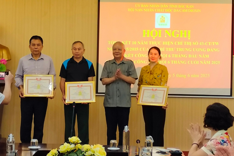 Lãnh đạo Hội NNCĐDC/dioxin tỉnh tặng Giấy khen cho 02 tập thể và 03 cá nhân đã có thành tích xuất sắc trong 10 năm thực hiện Chỉ thị số 43 của Ban Bí thư Trung ương Đảng. 20250605-110724-0000.png