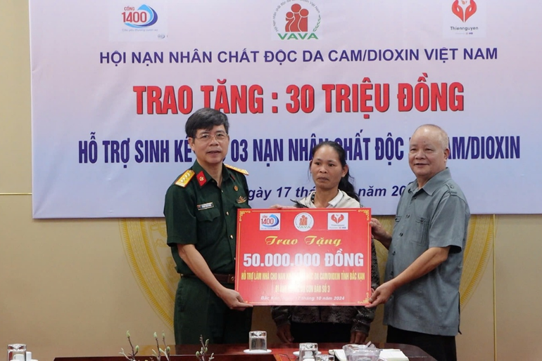 Trao biển biểu trưng hỗ trợ xây dựng nhà ở cho gia đình bà Hoàng Thị Lanh, xã Thượng Giáo (Ba Bể). 20241017-103200-0000-1177.png