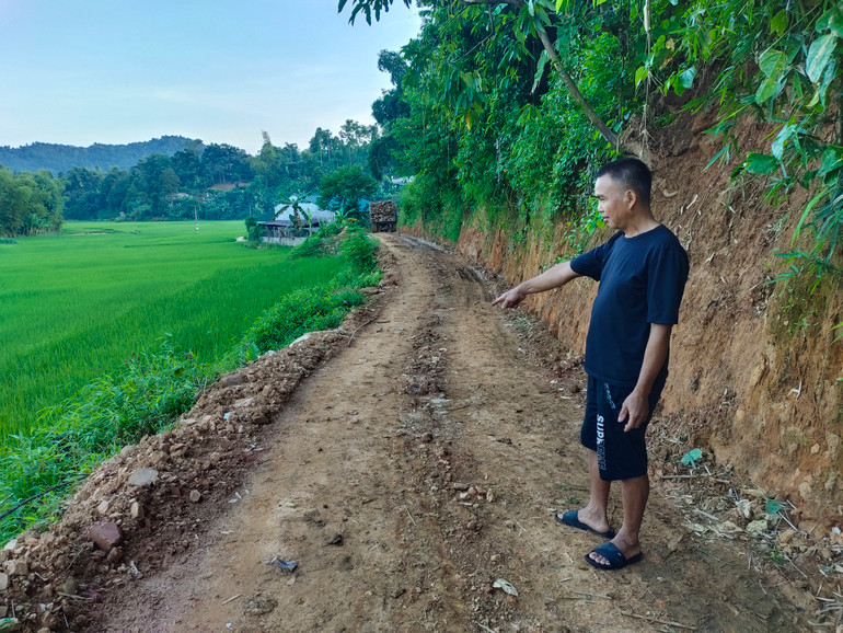 Ông Triệu Tiều Bảo, người dân thôn Nà Lài, xã Vi Hương hiến 50m đất để mở rộng đường sản xuất. IMG_20240904_174816.jpg