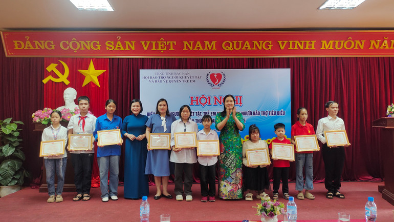 Các cá nhân là NKT, trẻ mồ côi được Tỉnh hội trao tặng Giấy khen. img-20250610-165249.jpg