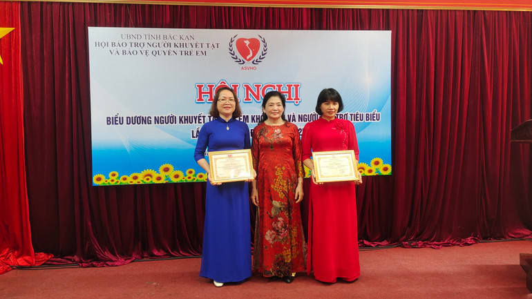 Lãnh đạo Hội BTNKT&BVQTE tỉnh Bắc Kạn trao Giấy khen cho 02 tập thể có thành tích xuất sắc trong công tác hỗ trợ NKT, trẻ mồ côi trên địa bàn tỉnh. img-20250610-164302.jpg