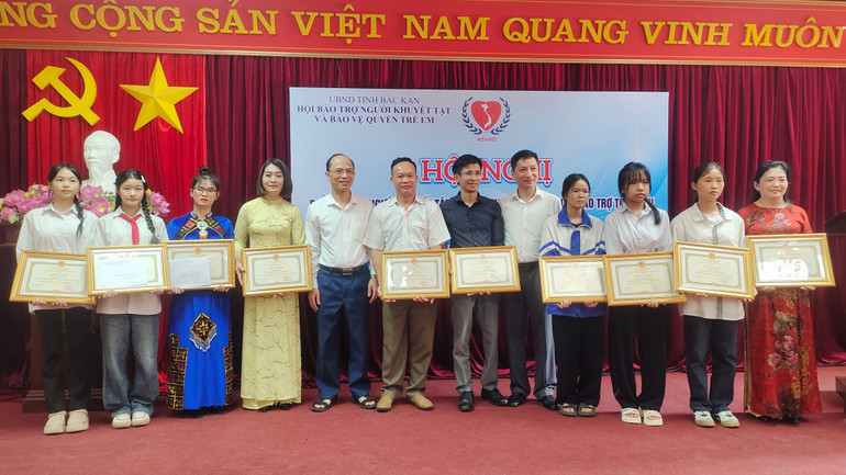 Các cá nhân là người bảo trợ tiêu biểu, NKT, trẻ mồ côi được UBND tỉnh trao tặng Bằng khen. img-20250610-163505.jpg