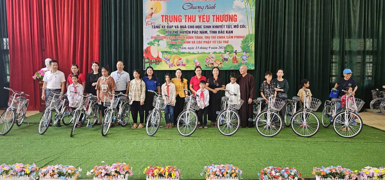 Hội BTNKT&BVQTE tỉnh Bắc Kạn trao tặng xe đạp và quà trung thu cho học sinh khuyết tật, mồ côi, yếu thế tại huyện Pác Nặm. 24a3.jpg