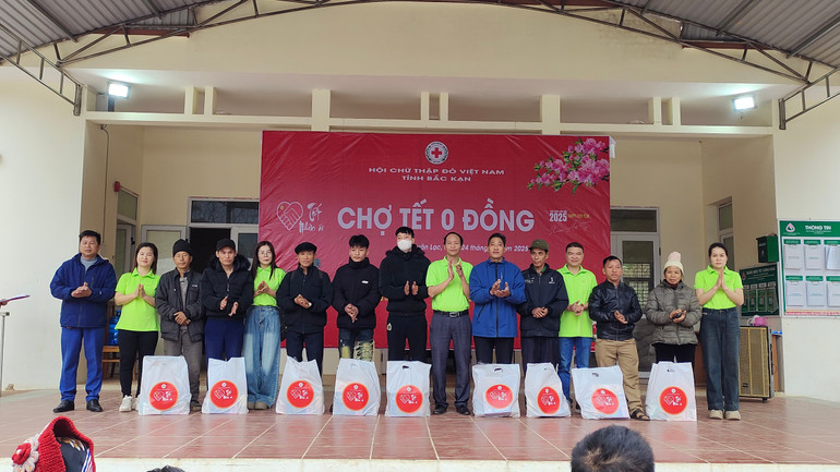 Hội CTĐ tỉnh Bắc Kạn và nhà tài trợ trao quà Tết cho các hộ gia đình có hoàn cảnh khó khăn tại xã Xuân Lạc (Chợ Đồn). img-20250124-090207.jpg