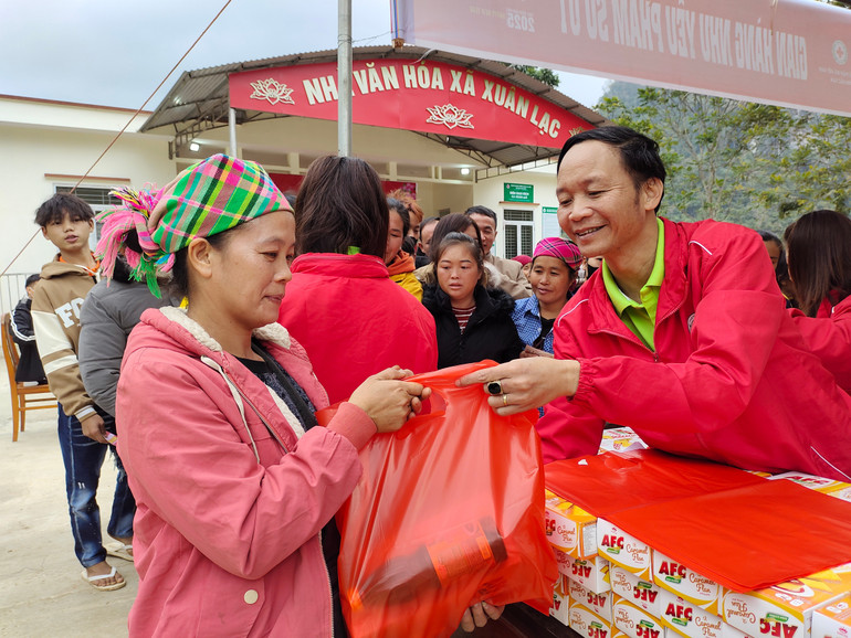 Ông Hà Quốc Hưng, Phó Chủ tịch Hội CTĐ tỉnh Bắc Kạn trao nhu yếu phẩm cho các hộ gia đình. img-20250124-092031.jpg