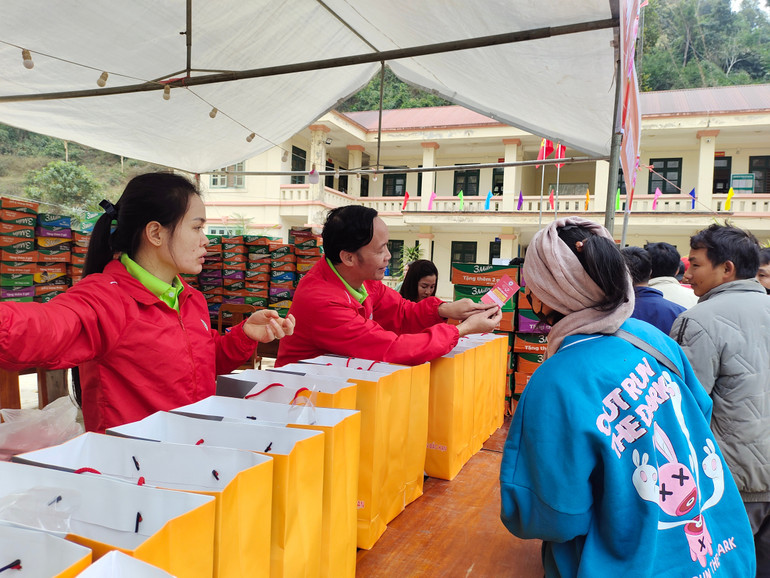Người dân đổi phiếu lấy quà tại các gian hàng "0 đồng". img-20250124-090858.jpg