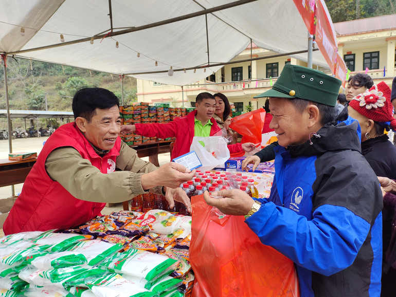 Ông Nguyễn Văn Cường, Chủ tịch Hội CTĐ tỉnh Bắc Kạn trao quà cho người dân. img-20250124-090631.jpg
