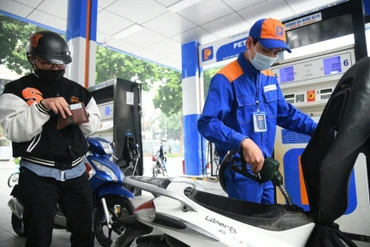 Giá xăng tăng gần 300 đồng/lít từ 15 giờ 26/6