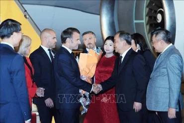 Tổng thống Pháp Emmanuel Macron và phu nhân đến Hà Nội, bắt đầu thăm cấp Nhà nước tới Việt Nam