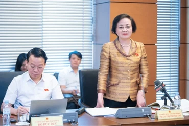 Dứt điểm xóa bỏ biên chế suốt đời; giữ ngạch công chức trong vị trí việc làm để cải cách tiền lương