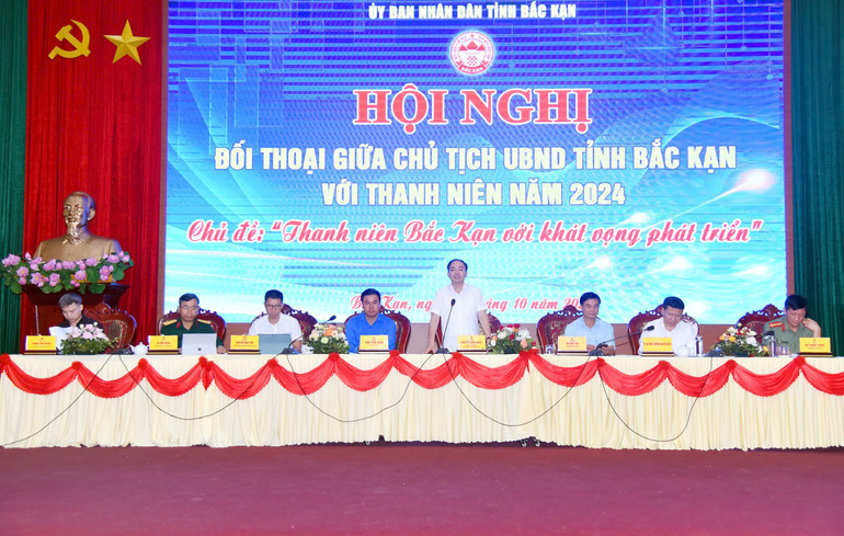 Chủ tịch UBND tỉnh Nguyễn Đăng Bình điều hành phiên đối thoại. z5955414973010-83e18ccae64cf6cc52e910a8160218d6-6493-2602.jpg