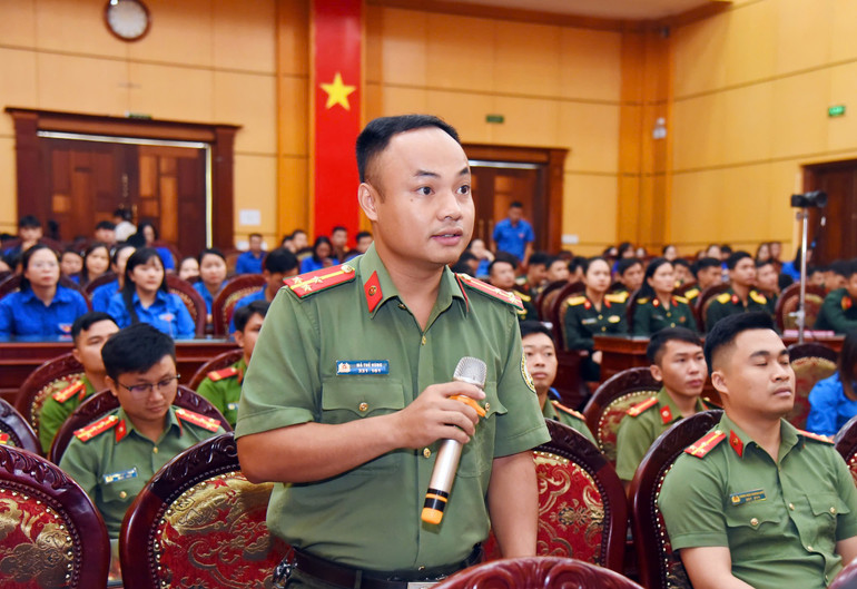 Đoàn viên thanh niên Công an tỉnh nêu câu hỏi tại buổi đối thoại. z5955414225689-3e53c8c098d9247c550aaa5a5aa7bdb0-4149-5467.jpg