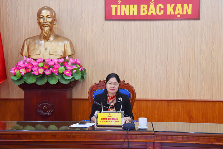 Đồng chí Hoàng Thu Trang, Ủy viên Ban Thường vụ Tỉnh ủy, Phó Chủ tịch UBND tỉnh chủ trì tại điểm cầu tỉnh Bắc Kạn. (Ảnh: Quý Đôn) z6093573118544-d37c909849aabd7e6e20e3a01bbf4be0.jpg
