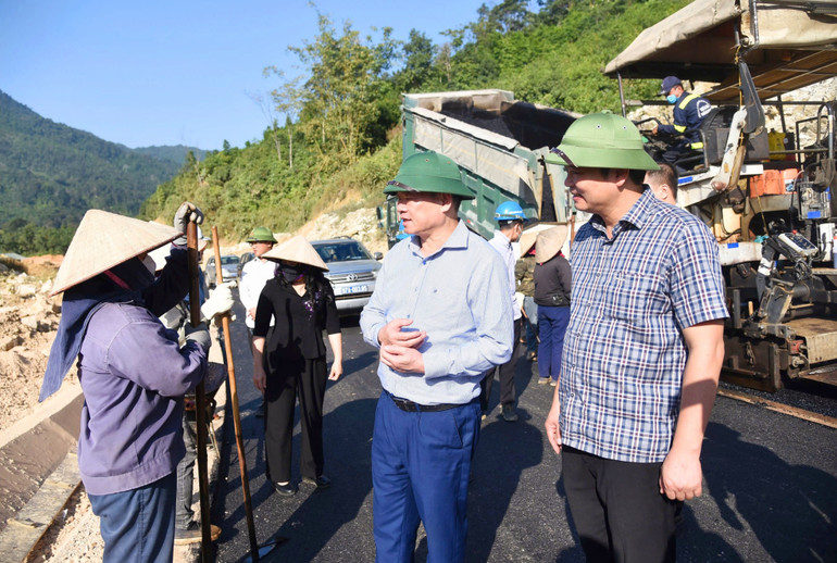 Đồng chí Bí thư Tỉnh ủy Hoàng Duy Chinh động viên công nhân thi công Dự án tuyến đường TP. Bắc Kạn – hồ Ba Bể kết nối sang Na Hang, Tuyên Quang. dtc-5.jpg