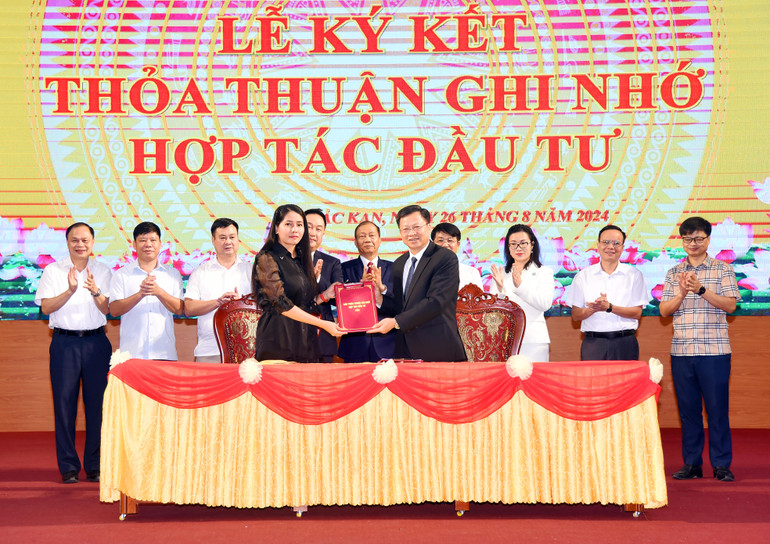 UBND tỉnh Bắc Kạn tiến hành ký thỏa thuận ghi nhớ hợp tác đầu tư với một số nhà đầu tư tại Hội nghị Hội nghị ĐT 2.jpg