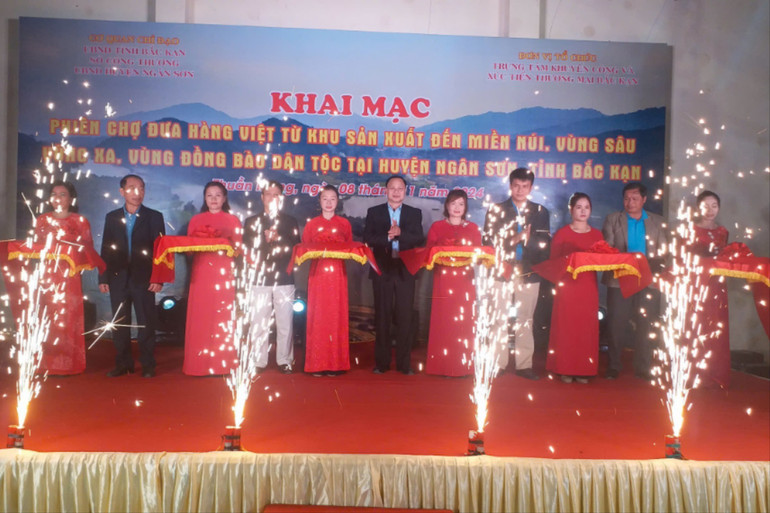 Lễ cắt băng khai mạc phiên chợ. z6013922554670-c4594d1e79ceadfdc47fe3d32c65524e-7135.jpg