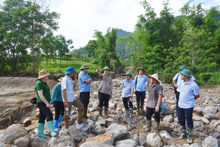 Đồng chí Hoàng Duy Chinh cùng Đoàn công tác thị sát và chỉ đạo khắc phục hậu quả lũ quét tại thôn Tẩn Lượt, xã Đồng Phúc (Ba Bể). tan-luot-2.jpg
