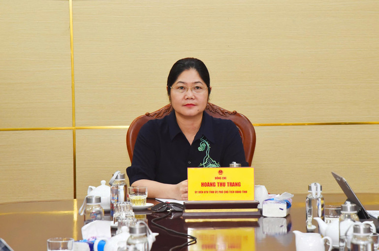 Le camarade Hoang Thu Trang, membre du Comité permanent du Parti provincial, vice-président du Comité populaire provincial, a présidé la conférence au pont de la province de Bac Kan. z6640966316423-8f0bfee43ccb3ac431ecf2bf16775029.jpg
