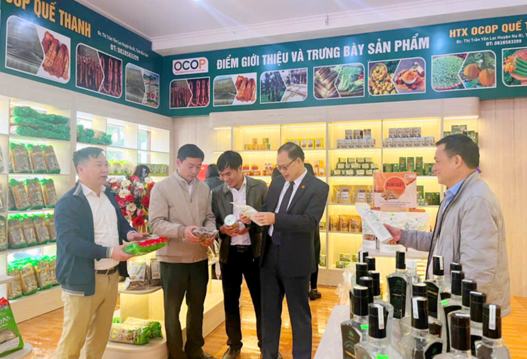 Các đại biểu tham quan Điểm bán hàng. diem-ban-hang-nr-2.jpg