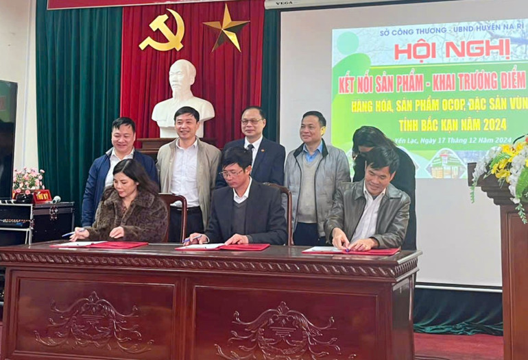 Ký kết hợp tác cung ứng hàng hóa vào điểm bán hàng OCOP giữa HTX Tài hoan, Công ty Cổ phần nông sản Bắc Kạn với HTX OCOP Quế Thanh tại Hội nghị. diem-ban-hang-nr-4.jpg