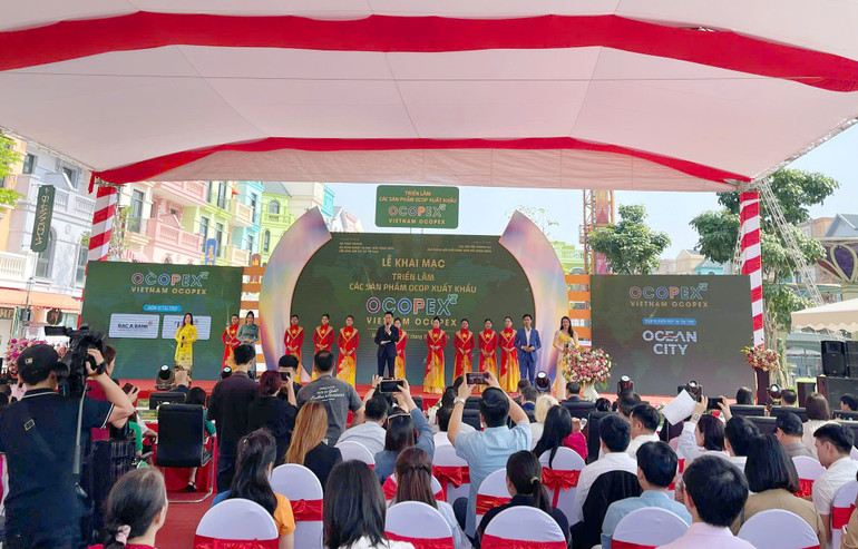 Quang cảnh Lễ khai mạc Triển lãm các sản phẩm OCOP xuất khẩu - VIETNAM OCOPEX. 828317769.jpg