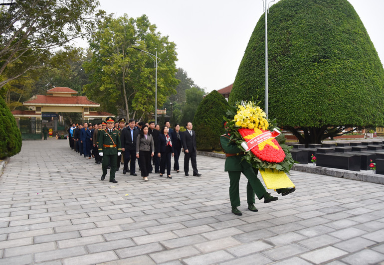 Đoàn dâng hoa, dâng hương tại Nghĩa trang Liệt sĩ tỉnh Bắc Kạn. vieng-11.jpg