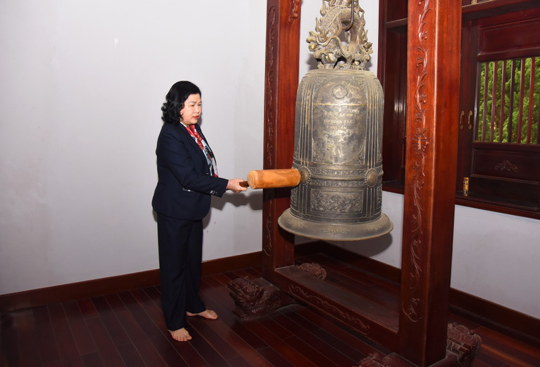 Đồng chí Phương Thị Thanh, Phó Bí thư Thường trực Tỉnh ủy, chủ tịch HĐND tỉnh thỉnh chuông đồng tại Nhà tưởng niệm Bác Hồ. vieng-5.jpg