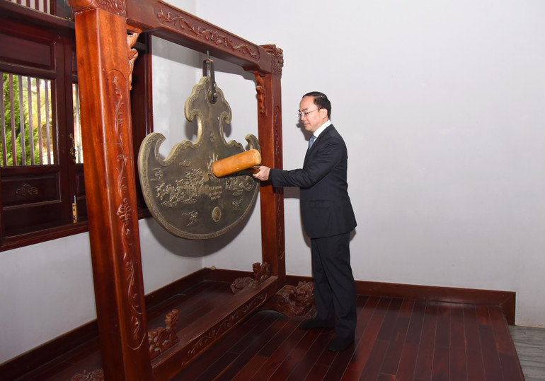 Đồng chí Nguyễn Đăng Bình, Chủ tịch UBND tỉnh thỉnh khánh đồng tại Nhà tưởng niệm Bác Hồ. vieng-4.jpg