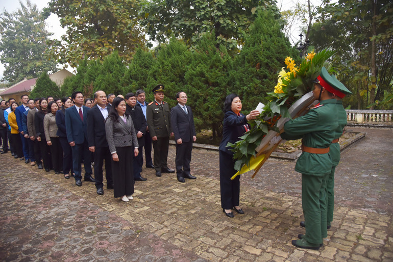Đoàn dâng hoa, dâng hương tại Khu di tích lịch sử Đồn Phủ Thông. vieng-16.jpg