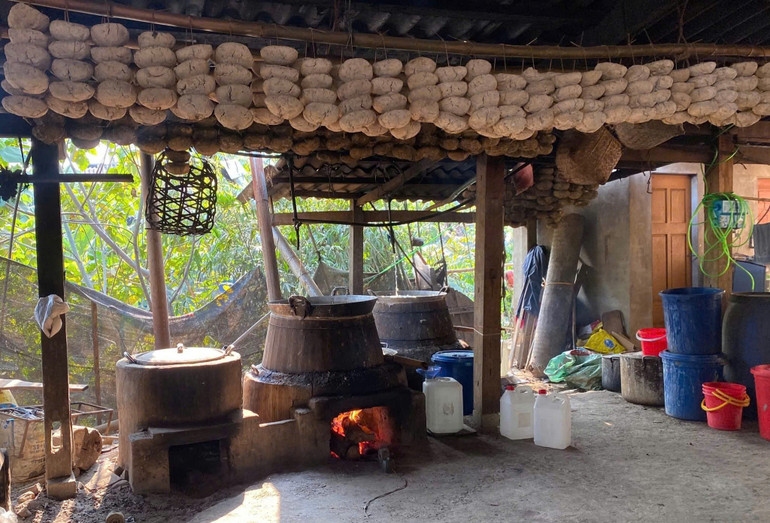 Hoạt động nấu rượu truyền thống của người dân tại xã Bằng Phúc, huyện Chợ Đồn. z6720430520156-ca833747edf4a40c12334131db7913d6.jpg
