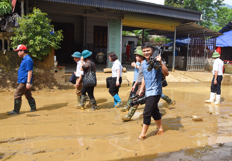 Phóng viên Đài PT&TH Bắc Kạn tác nghiệp tại vùng lũ tại Ba Bể. dai-ptth-3.jpg