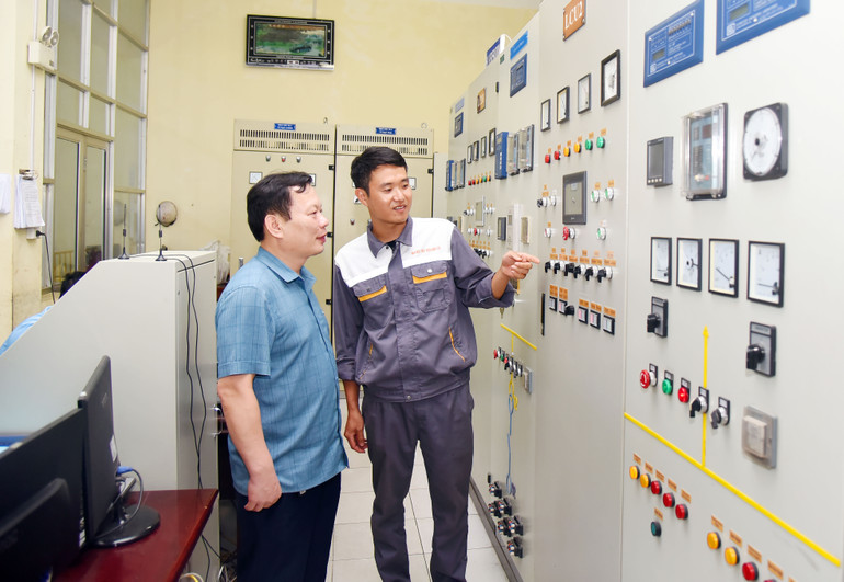 Kiểm tra công tác ứng trực bão tại phòng vận hành Nhà máy thủy điện Nậm Cắt, xã Đôn Phong, huyện Bạch Thông. Kiểm tra thuỷ điện 1.jpg