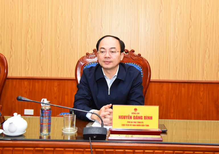 Đồng chí Nguyễn Đăng Bình, Chủ tịch UBND tỉnh, chủ trì điểm cầu Hội nghị tại tỉnh Bắc Kạn. truc-tuyen-dn-3.jpg