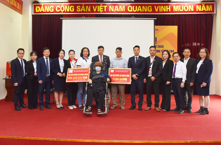Prudential Bắc Kạn thực hiện chi trả quyền lợi cho khách hàng Ninh Thị Loan và khách hàng Lộc Hoàng Tím cùng trú tại TP. Bắc Kạn. bh-1.jpg