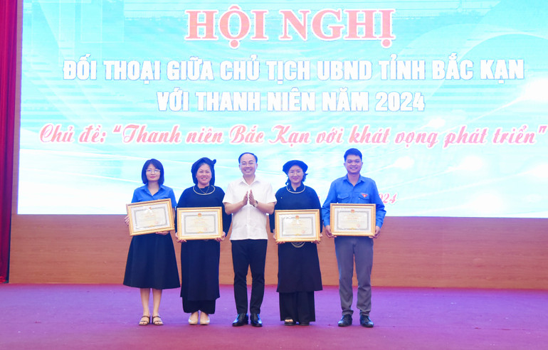 Chủ tịch UBND tỉnh tặng Bằng khen cho các tổ chức, cá nhân tại Hội nghị. doi-thoai-12-4531-8637.jpg