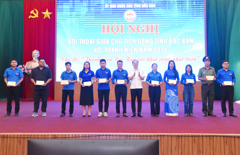 Chủ tịch UBND tỉnh tặng thưởng cho các tổ chức, cá nhân có mô hình tiêu biểu và hiệu ứng lan tỏa trong thời gian qua. doi-thoai-10-6835-2543.jpg