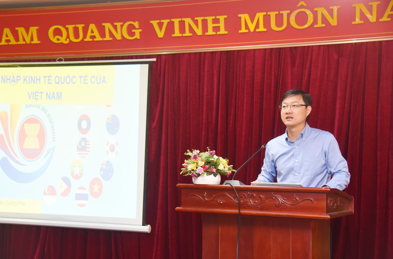 Tiến sĩ Trần Quang Phú, Phó Vụ trưởng Vụ Quản lý đào tạo Học viện Chính trị quốc gia Hồ Chí Minh cung cấp thông tin tại Hội nghị. tap-huan-ct-2-3631-5062.jpg