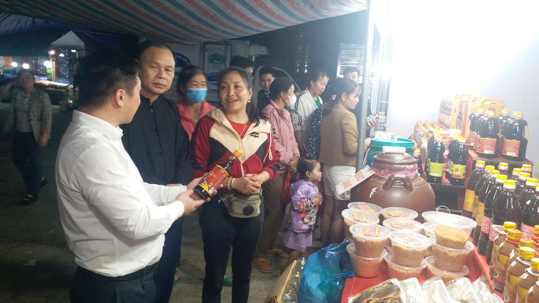 Sản phẩm OCOP nước mắm cốt của tỉnh Thanh Hoá bán tại Phiên chợ. Ảnh: Quý Đôn z6036519699873-d20114b8cc54ba95ace2e69db2b058eb.jpg